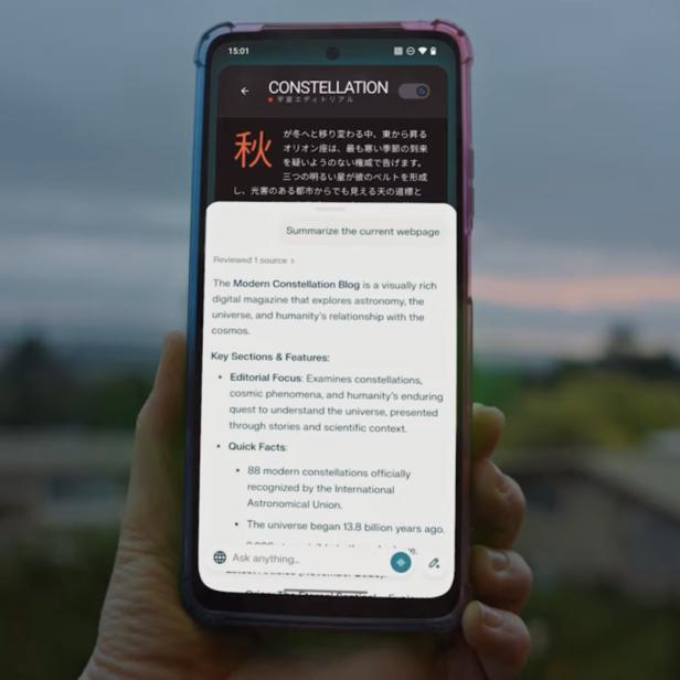 Perplexity-Browser auf einem Smartphone vor dunkler Landschaft.