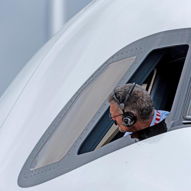 Ein Pilot schaut aus dem Cockpit heraus