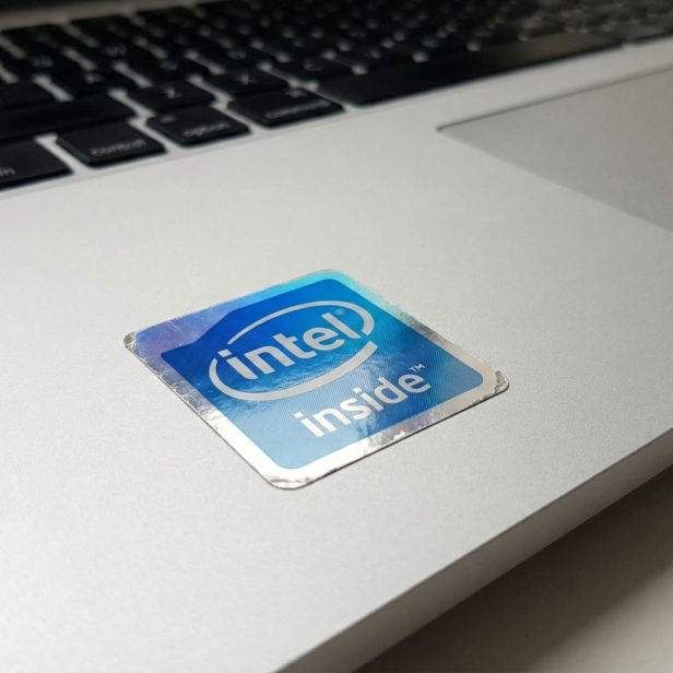 Ein "Intel Inside" Sticker auf einem Laptop (von KI generiertes Bild)