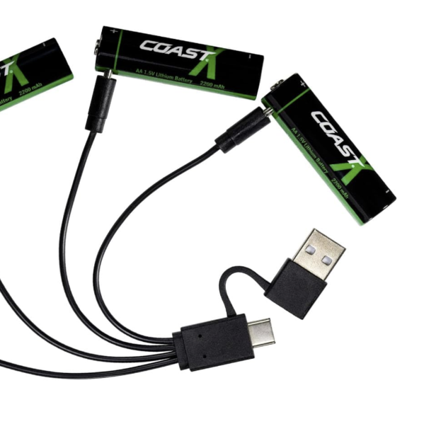 AA-Batterien mit einem angeschlossenen USB-Kabel zum Aufladen