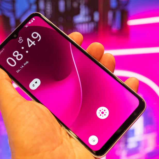 Jemand halt ein T Phone 3 in der Hand