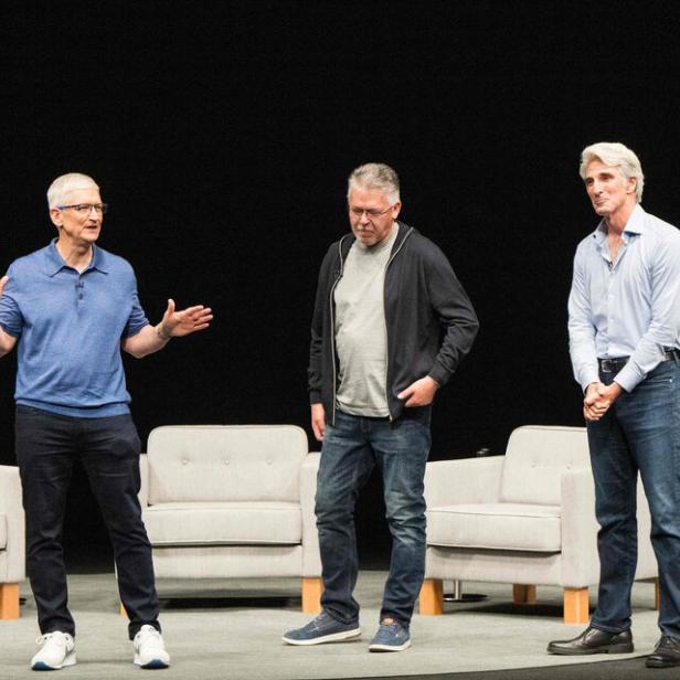 Apple-CEO Tim Cook (li), KI-Chef John Giannandrea (mitte), Software-Chef Craig Federighi (re) auf der Worldwide Developers Conference (WWDC) 2024.
