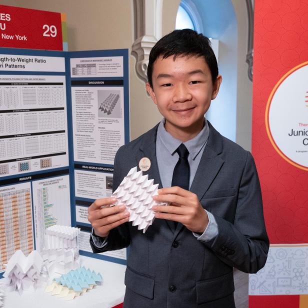 Miles Wu zeigt sein Origami-Experiment.