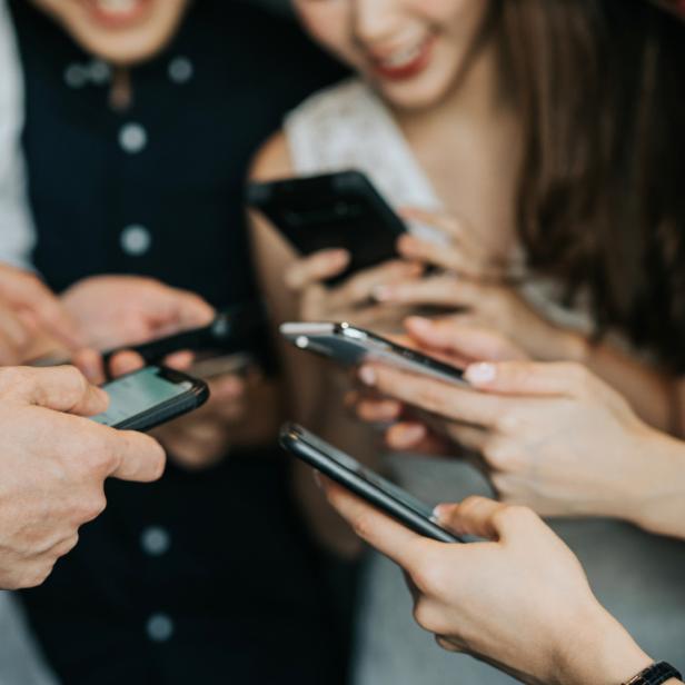 Mehrere Smartphones werden in den Händen gehalten 