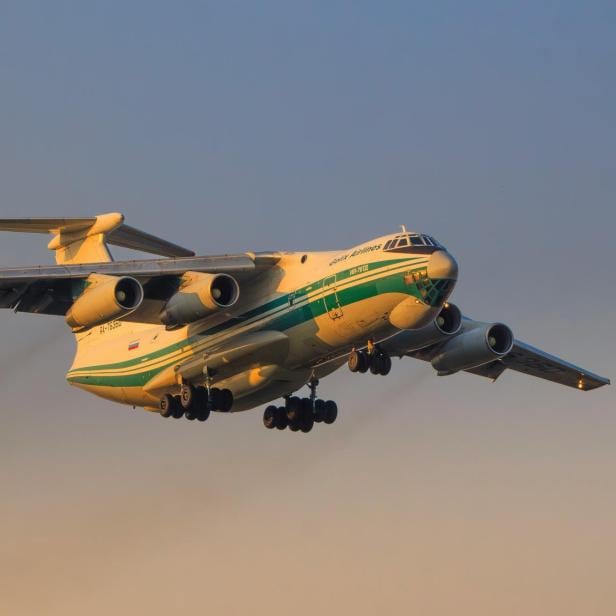 Eine Ilyushin Il-76 im Landeanflug