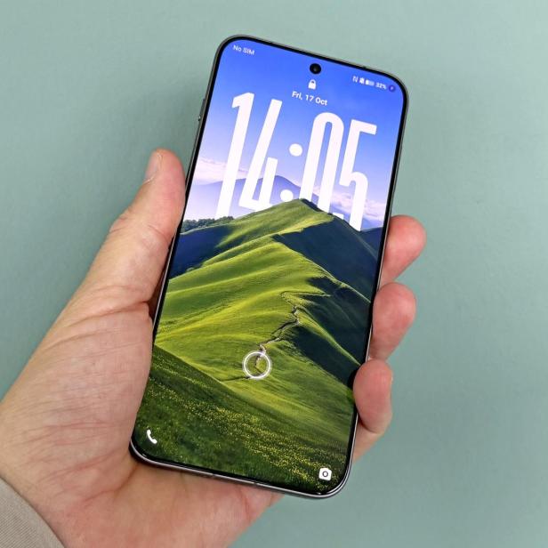 Eine Hand hält das neue vivo X300 Pro Smartphone mit großem Display und Landschaftshintergrund.