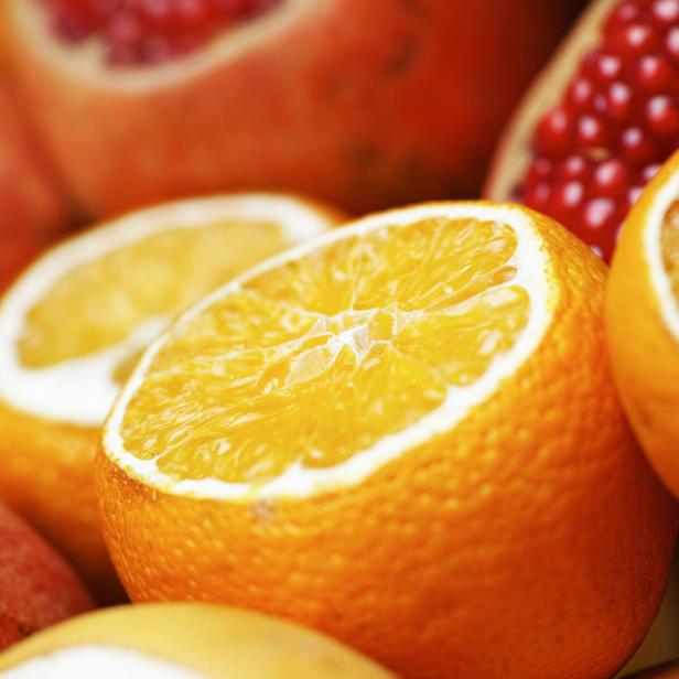 zu sehen sind Orangen ung Granatäpfel 