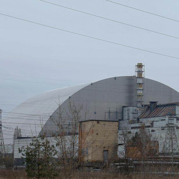 Die Tschernobyl-Atomruine ist unter einer großen, silbernen Schutzkuppel zu sehen.