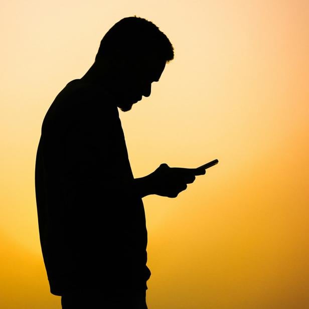 Silhouette von Mann mit Handy