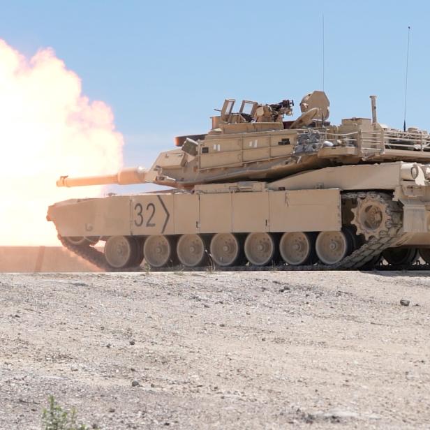 Ein M1A2 Abrams (links). Rechts oben wird mit PERCH eine Switchblade-Drohne gestartet.