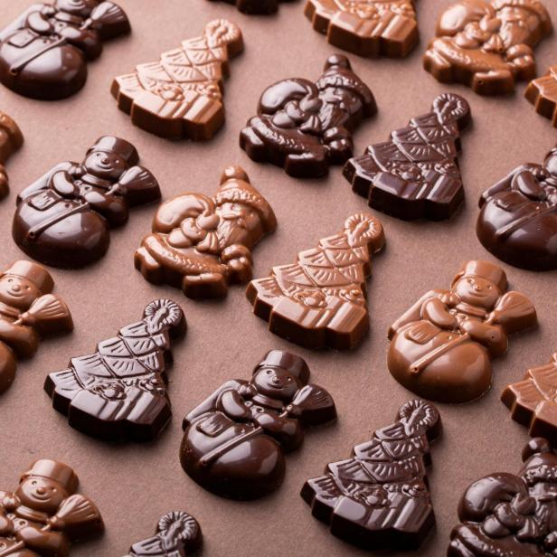 Schnee- und Weihnachtsmänner und Christbäume aus Milchschokolade und dunkler Schokolade