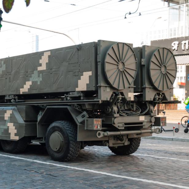 Hrim-2-Starter, bei einer Militärparade im Jahr 2021, auf der Straße von Kiew
