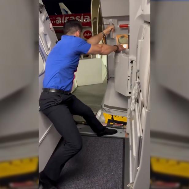 Warum dieser Flugbegleiter verzweifelt die Tür zuhält