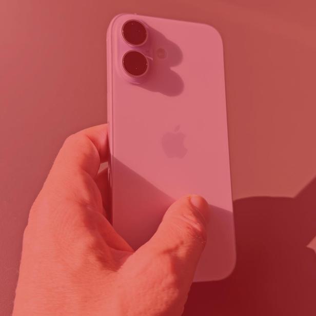 Ein Foto, das in Rot getaucht ist, zeigt ein iPhone 17.