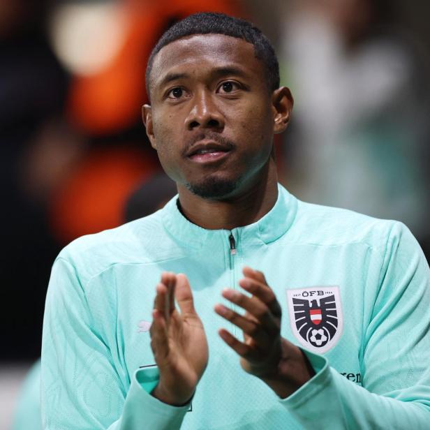 David Alaba applaudiert in Richtung Fans