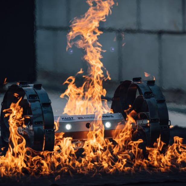 Der Rover mit den luftlosen Rädern, der durch Feuer fährt.