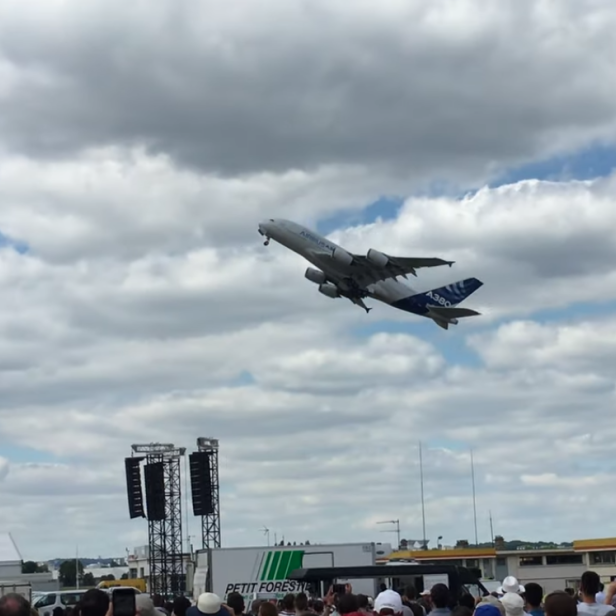 Airbus A380 startet nahezu senkrecht in den Himmel