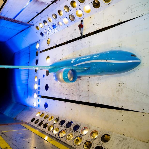 Modell eines Passagierflugzeugs mit langen, dünnen Flügeln im NASA-Windkanal.