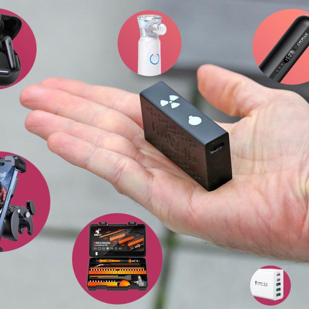 Mehrere Technik-Gadgets, darunter ein Strahlenmessgerät, auf einer offenen Hand und im Hintergrund.