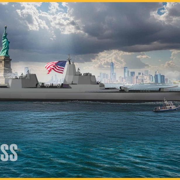 Kriegsschiff der Trump-Klasse mit US-Flagge vor der Freiheitsstatue in New York.
