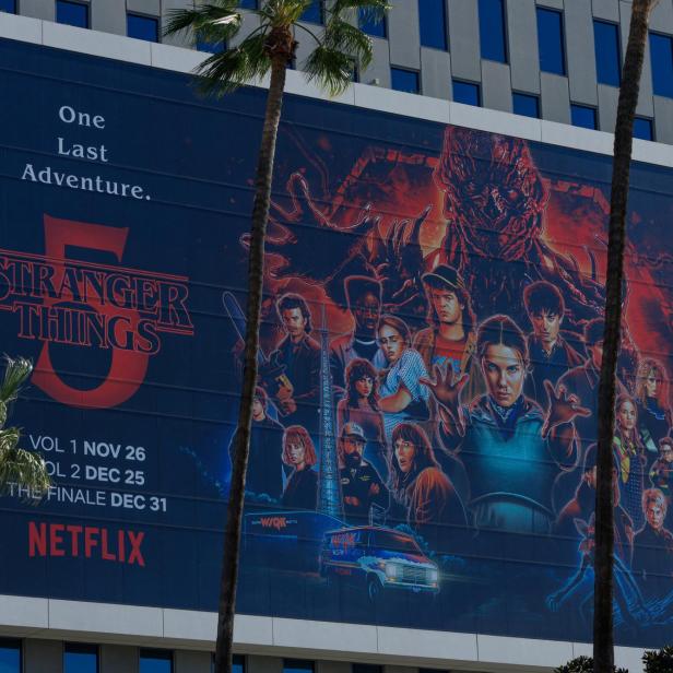Großes Wandplakat mit Figuren aus Stranger Things, einem Monster und Startdaten der fünften Staffel auf Netflix.
