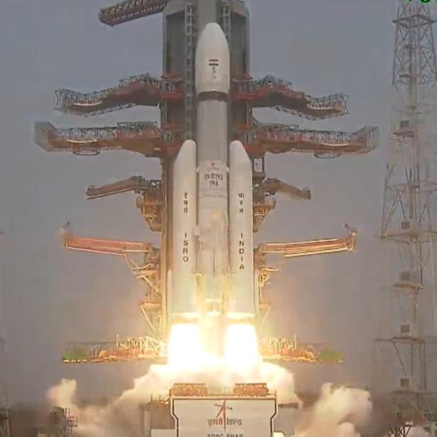 Indische Trägerrakete LVM3-M6 startet mit Feuer und Rauch von der Rampe.
