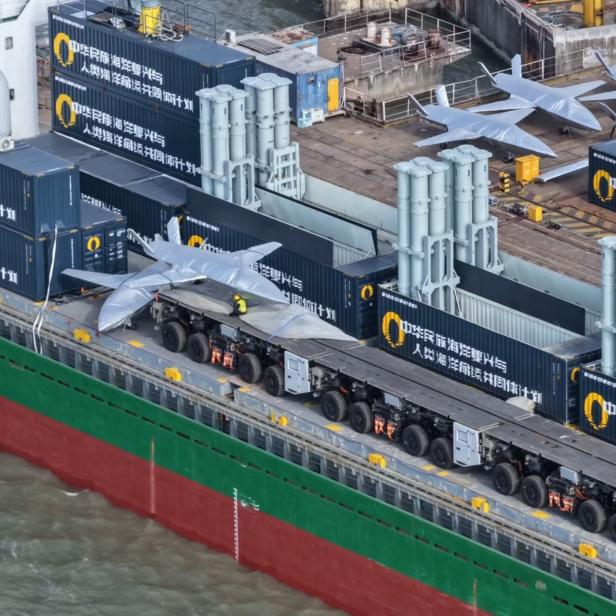 Containerschiff mit Drohnen.