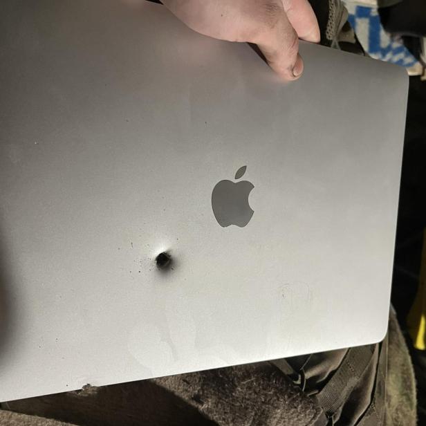 MacBook stoppt Granatsplitter in der Ukraine und funktioniert noch