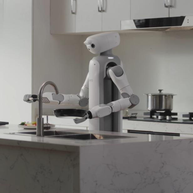 Roboter in der Küche wäscht eine Pfanne