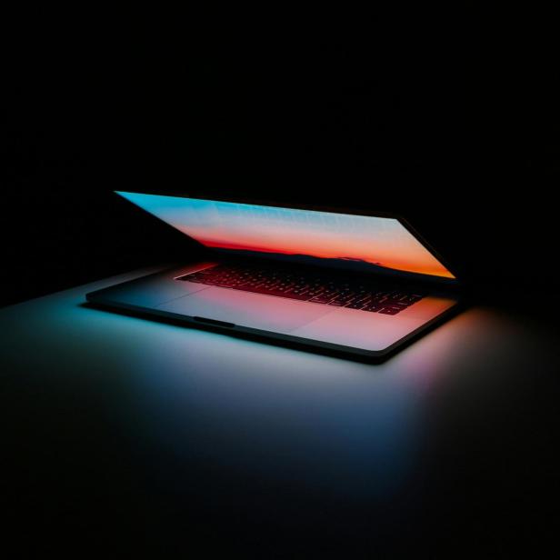 MacBook vor dunklem hintergrund