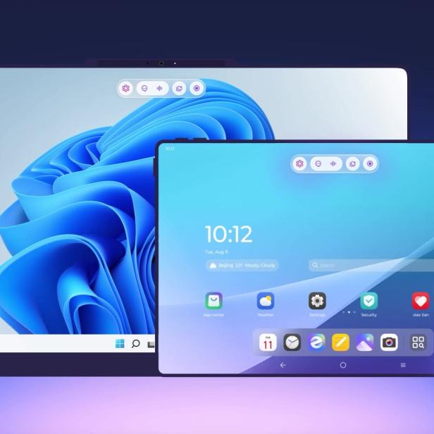Laptop, Tablet und Smartphone mit KI-Assistenten-Oberfläche nebeneinander dargestellt.