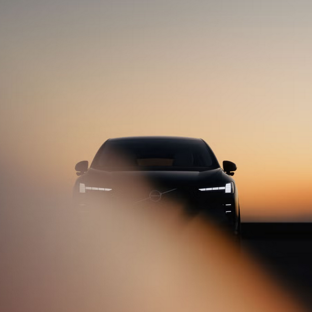 Volvo-Auto im Schatten bei Sonnenuntergang