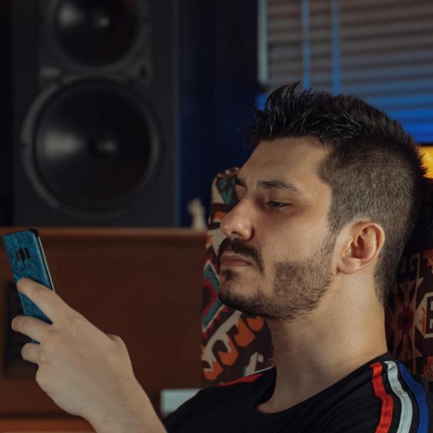 Person schaut auf ein Smartphone