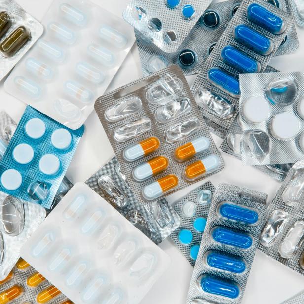 Viele verschiedene Pillenpackungen 