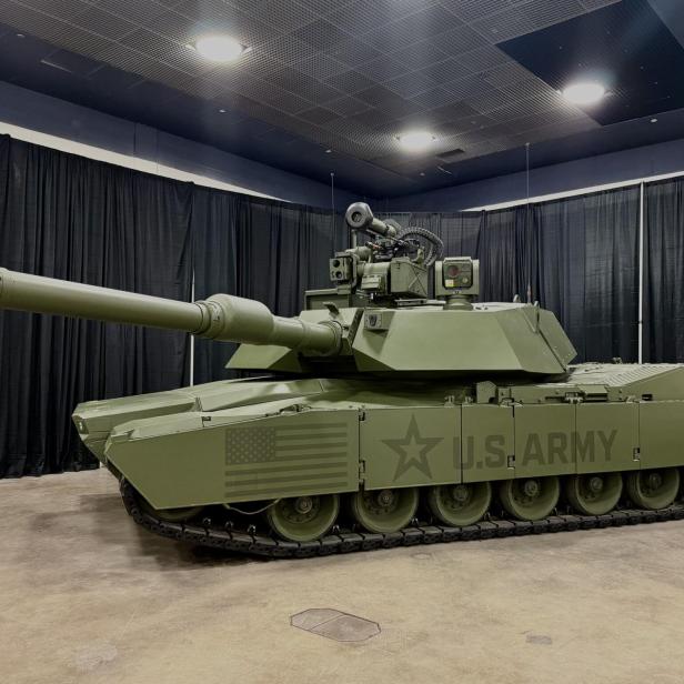 Kampfpanzer M1E3 der US Army mit Raketenwerfer auf dem Turm in einer Messehalle.