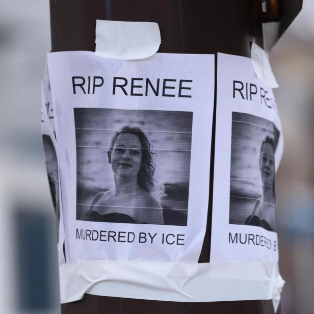 Von Demonstranten aufgehängte Flyer, die Renee Nicole Good zeigen.