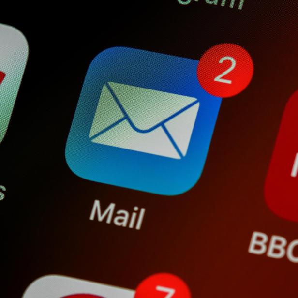 Symbol einer Mail-App mit zwei ungelesenen Nachrichten auf einem Smartphone-Bildschirm.