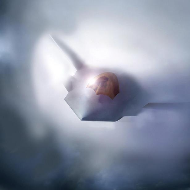 Ein Tarnkappenjet fliegt durch dichte, dunkle Wolken.