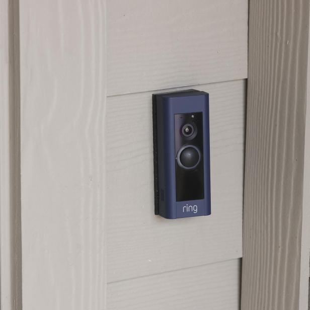 Die Ring Doorbell an einer Haustür 