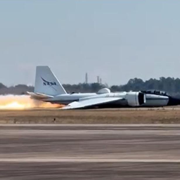 NASA-Jet WB-57 legt riskante Bauchlandung hin