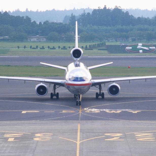 Eine McDonnell Douglas MD-11 mit drei Triebwerken rollt auf dem Rollfeld.