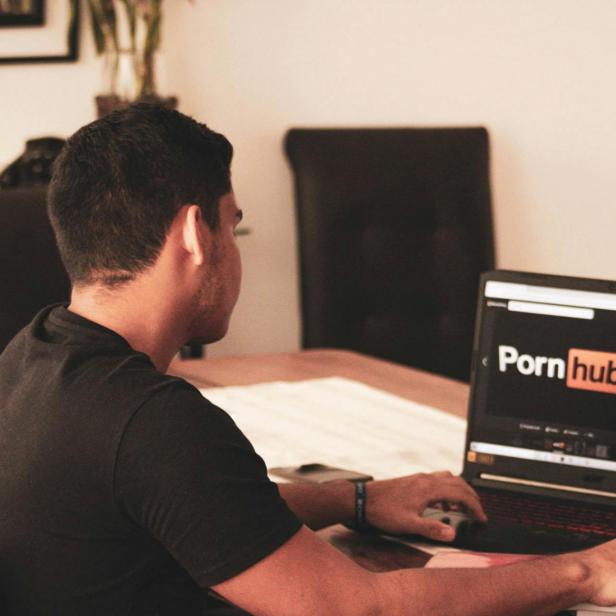 Mann mit geöffneter Pornhub-Webseite. (Symbolbild)