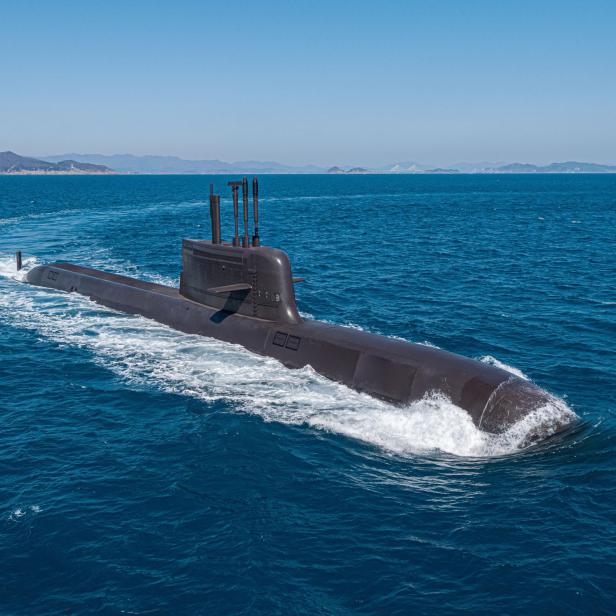 Ein modernes U-Boot der KSS-III-Klasse von Hanwha Ocean fährt an der Wasseroberfläche vor einer Küste, als Beispiel für Südkoreas Angebot an Kanada.