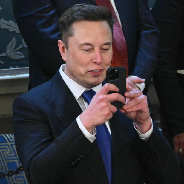 Elon Musk mit einem iPhone.