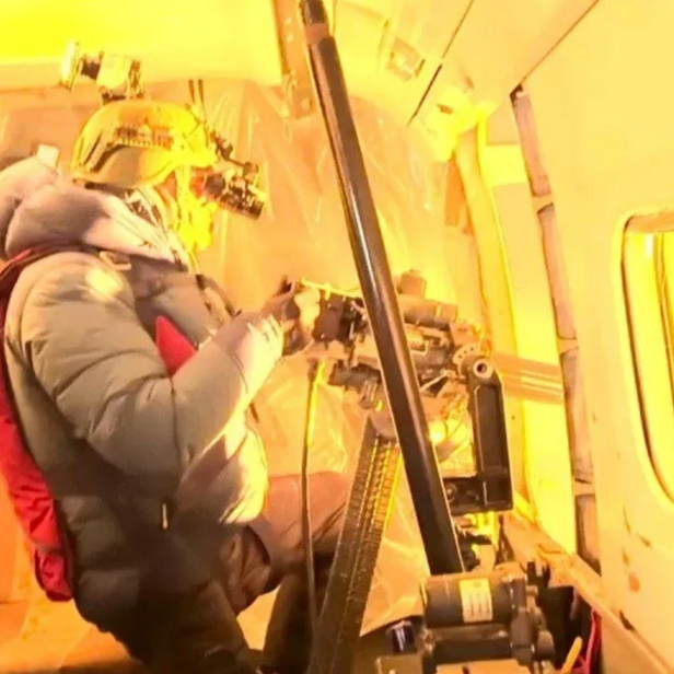 Der Minigun-Schütze im Flugzeug