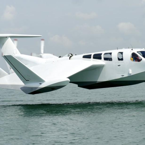 Bodeneffektfahrzeug Airfish fliegt knapp über der Wasseroberfläche bei Tageslicht.