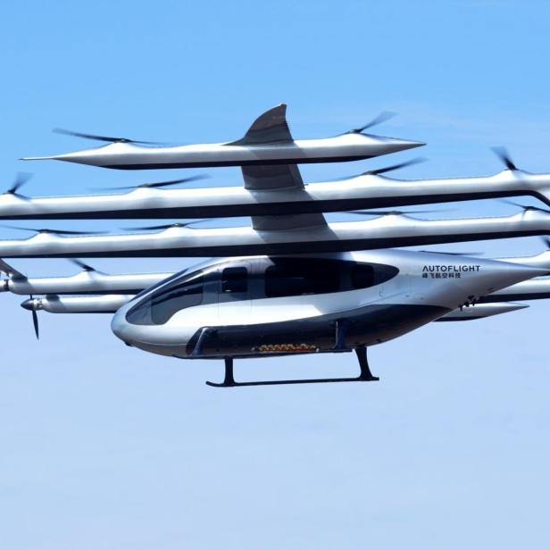 ein eVTOL in der Luft vor blauem Himmel