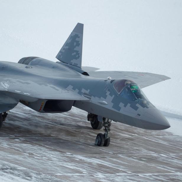 Neue Su-57 steht auf einem verschneiten Rollfeld