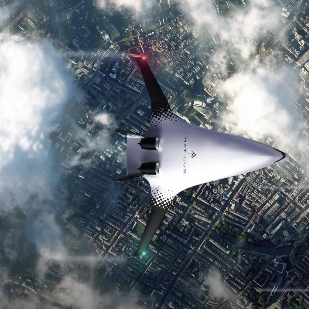Zwei futuristische Frachtflugzeuge fliegen über einer Stadtlandschaft mit Wolken und sichtbaren Gebäuden.