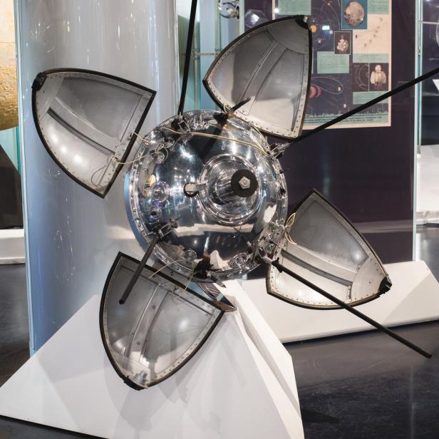 Sowjetische Mondsonde Luna 9 mit geöffneten Landeklappen in einer Ausstellung.